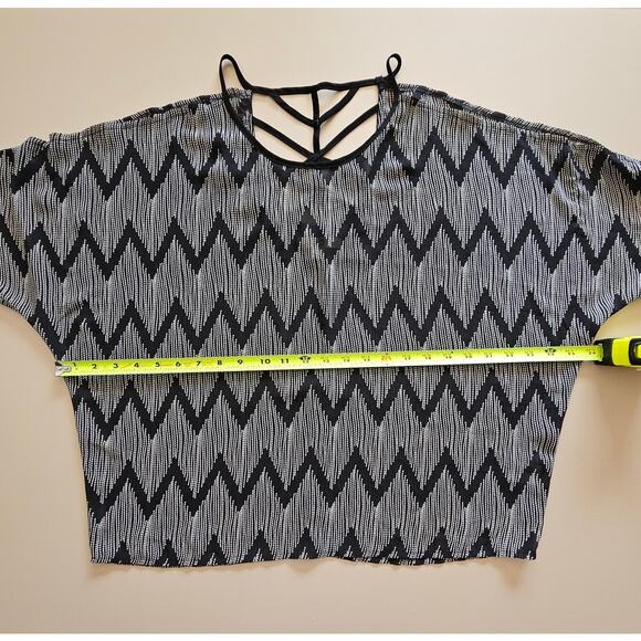 EUC Ya Los Angeles Women's Black Silk Blend Zig Zag Print Blouse Top L - Picture 4 of 7